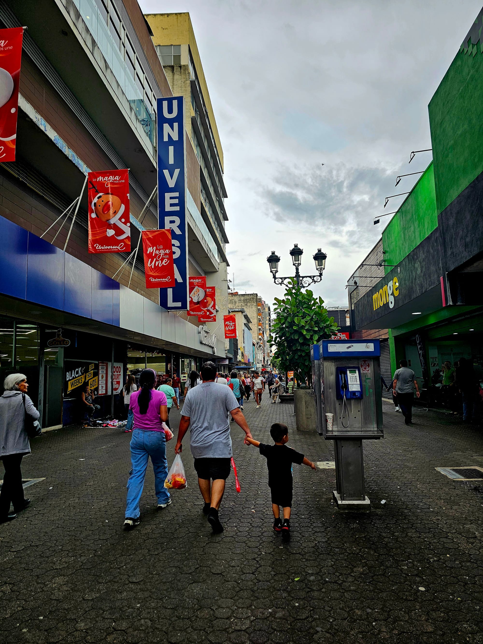 A typical afternoon on San José’s pedestrian mall — families, shopping bags, street noise, and the city moving at its own pace.